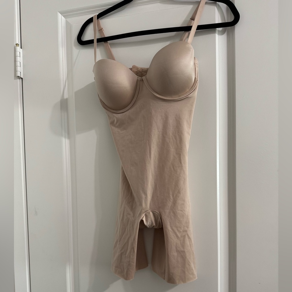 ASSETS by SPANX Flawless Finish Strapless Cupped Midthigh Bodysuit Medium